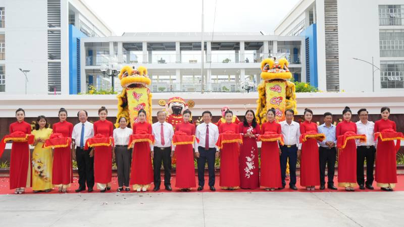 Đại biểu tham dự buổi Lễ thực hiện nghi thức cắt băng khánh thành công trình Bệnh viện Y học cổ truyền Trần Văn An. (Ảnh: HOÀNG TRUNG)