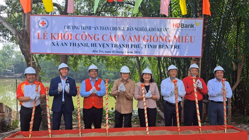 Lãnh đạo tham dự lễ thực hiện nghi thức khởi công xây dựng cầu Vàm Giồng Miễu