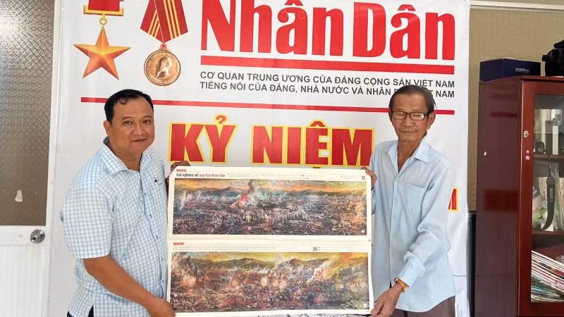 Ông Võ Tấn Quốc, ngụ phường 8 (thành phố Bến Tre) đến nhận phụ san Panorama "Chiến dịch Điện Biên Phủ" miễn phí.