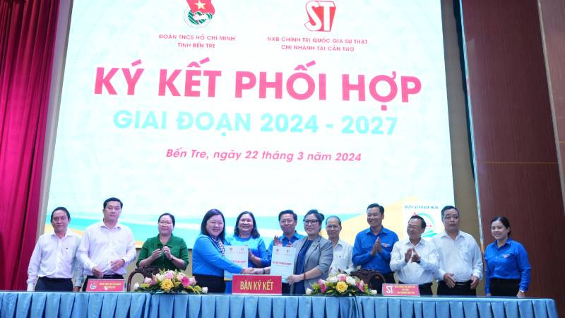 Ban Thường vụ Tỉnh đoàn Bến Tre và Ban Giám đốc Nhà xuất bản Chính trị Quốc gia Sự thật Chi nhánh Cần Thơ ký kết phối hợp giai đoạn 2024 – 2027. 