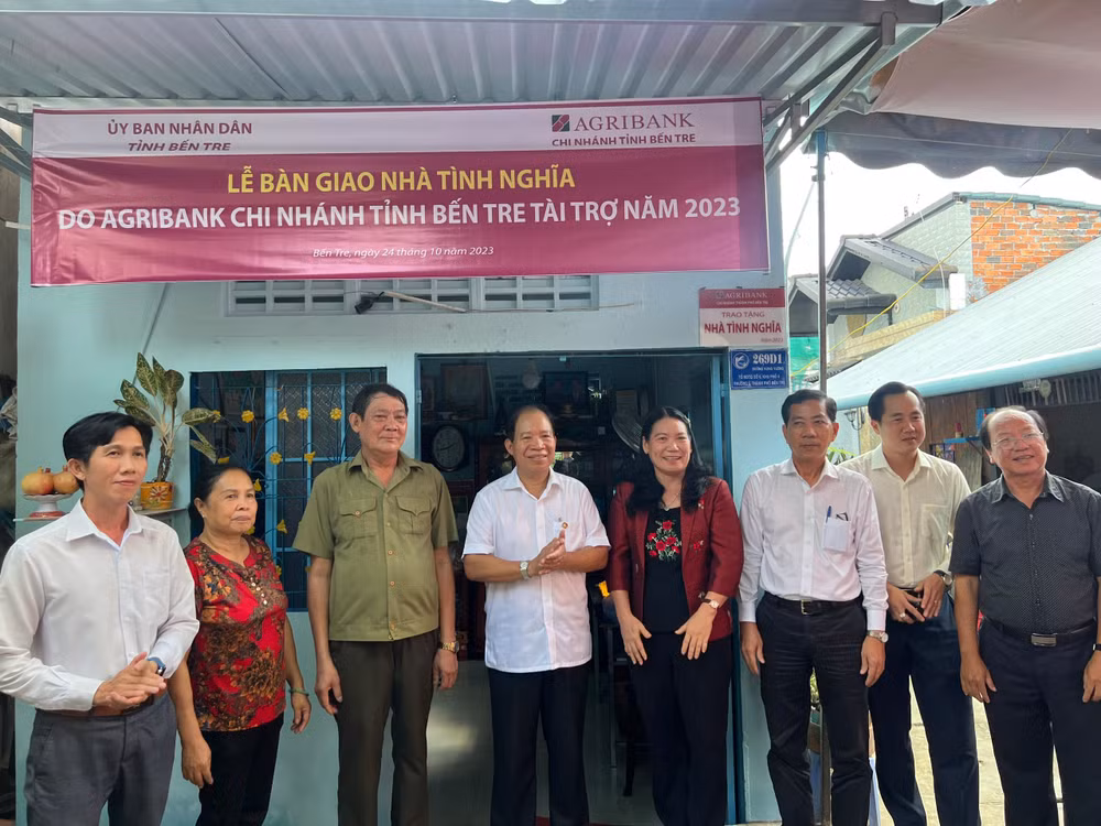 Lãnh đạo chính quyền địa phương cùng đơn vị tài trợ bàn giao nhà cho gia đình ông Nguyễn Văn Tùng.