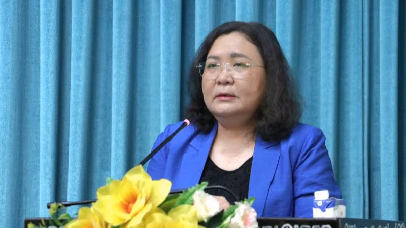 Đồng chí Hồ Thị Hoàng Yến, Quyền Bí thư Tỉnh ủy Bến Tre phát biểu tại cuộc họp. (Ảnh: HOÀNG TRUNG)