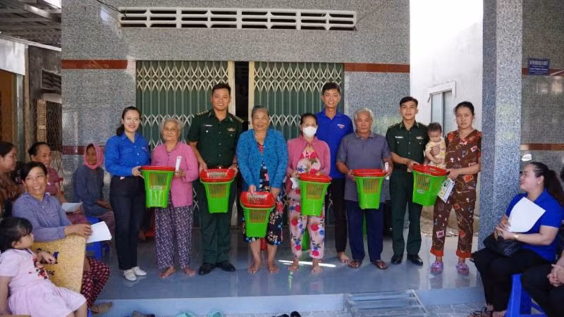 Tặng sọt rác cho người dân tại xã Thạnh Phong (huyện Thạnh Phú).