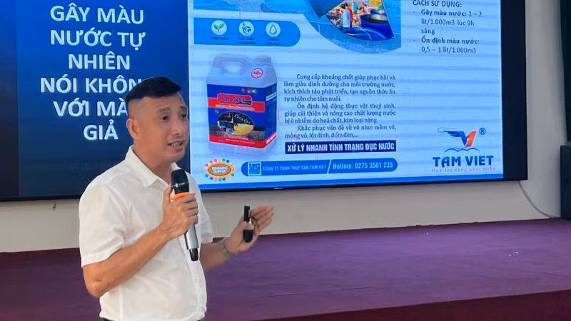 Đại biểu chia sẻ về giải pháp nuôi tôm bằng công nghệ tảo. (Ảnh: HOÀNG TRUNG)