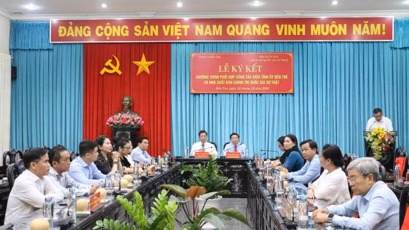 Đại biểu tham dự buổi lễ ký kết chương trình phối hợp công tác. (Ảnh: HOÀNG TRUNG)