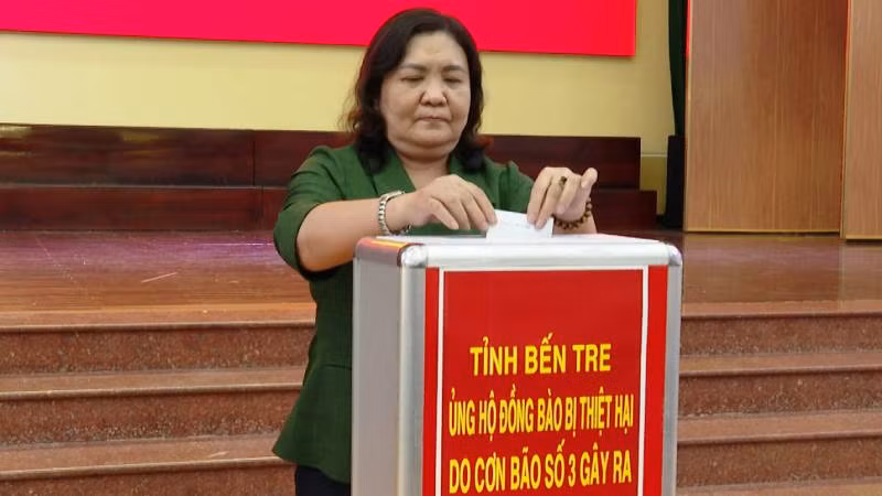Quyền Bí thư Tỉnh ủy Bến Tre Hồ Thị Hoàng Yến ủng hộ đồng bào miền bắc thiệt hại do bão số 3 tại lễ phát động. (Ảnh: HOÀNG TRUNG)