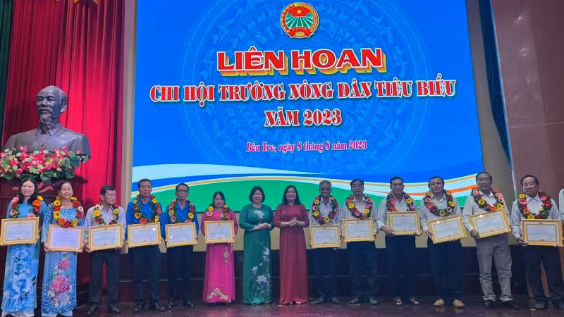 Lãnh đạo tham dự Liên hoan tặng bằng khen cho Chi hội trưởng nông dân có thành tích xuất sắc.