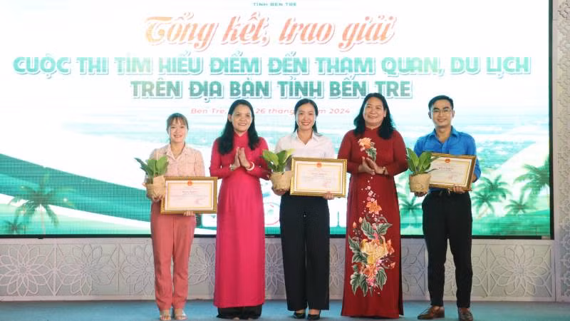 Trao bằng khen của Chủ tịch Ủy ban nhân dân tỉnh Bến Tre cho 3 cá nhân có thành tích xuất sắc. (Ảnh: HOÀNG TRUNG)