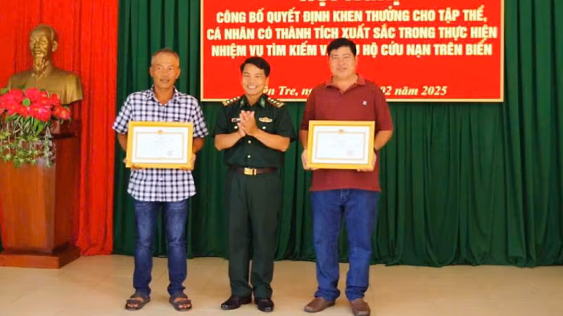 Ngư dân được khen thưởng do tích cực tìm kiếm và cứu hộ trên biển. (Ảnh: HOÀNG TRUNG)