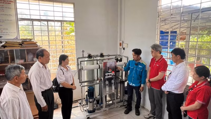 Hệ thống máy lọc nước được đầu tư, xây lắp phục vụ người dân vùng hạn mặn.