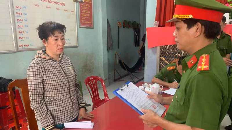 Đối tượng Bùi Ngọc Lài bị khởi tố, bắt tạm để điều tra hành vi làm giả giấy tờ để lừa đảo, chiếm đoạt tài sản.