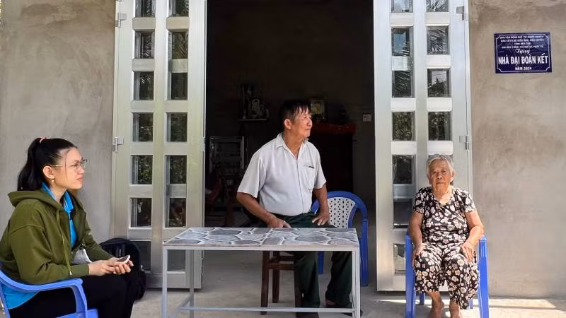 Gia đình bà Nguyễn Thị Sữa (phải) vui mừng khi được hỗ trợ xây dựng nhà Đại đoàn kết. (Ảnh: HOÀNG TRUNG)