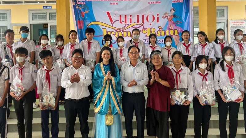Đại biểu trao quà cho các cháu thiếu nhi tại xã đảo Tam Hiệp.