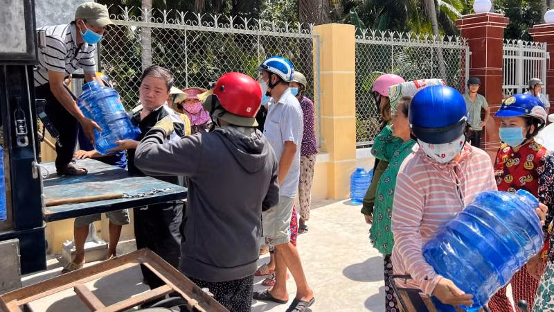 Trao nước ngọt cho hội viên, nông dân gặp khó khăn tại Bến Tre ảnh 2