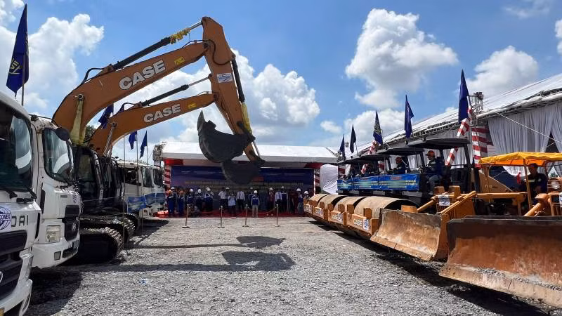 Đơn vị xây dựng dự án cầu Ba lai 8 tập trung máy móc, vật tư để triển khai thực hiện dự án sau lễ khởi công. (Ảnh: HOÀNG TRUNG)