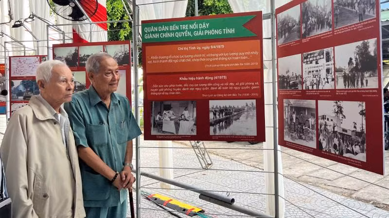 Ông Thức (trái) cùng cán bộ lão thành cách mạng xem hình ảnh lịch sử ngày giải phóng miền nam, thống nhất đất nước. (Ảnh: HOÀNG TRUNG) Ông Thức (trái) cùng cán bộ lão thành cách mạng xem hình ảnh lịch sử ngày giải phóng miền nam, thống nhất đất nước. (Ảnh: HOÀNG TRUNG)
