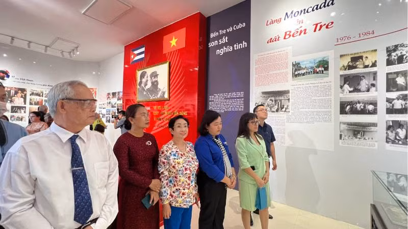 Đại biểu tham quan phòng trưng bày hiện vật, hình ảnh tại Nhà lưu niệm làng Moncada.