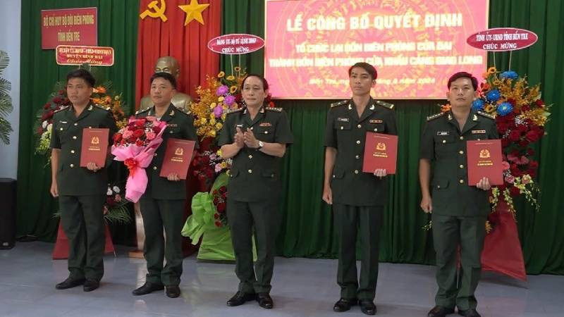 Ra mắt Ban Chỉ huy Đồn Biên phòng Cửa khẩu cảng Giao Long. (Ảnh: HOÀNG TRUNG)