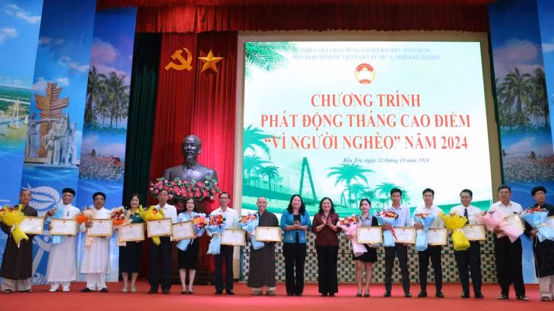Tặng bằng khen cho tập thể, cá nhân có thành tích ủng hộ vật chất thực hiện an sinh xã hội. (Ảnh: HOÀNG TRUNG)