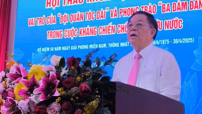 Đồng chí Nguyễn Trọng Nghĩa phát biểu tại Hội thảo. (Ảnh: HOÀNG TRUNG)