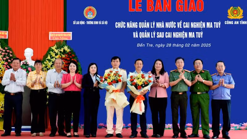 Lãnh đạo tỉnh Bến Tre tặng hoa chúc mừng các đơn vị tại lễ bàn giao. (Ảnh: HOÀNG TRUNG)