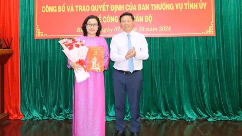 Phó Bí thư Thường trực Tỉnh ủy Bến Tre Trần Thanh Lâm trao quyết định bổ nhiệm đồng chí Nguyễn Trúc Hạnh giữ chức Trưởng Ban Tuyên giáo Tỉnh ủy. (Ảnh: HOÀNG TRUNG)