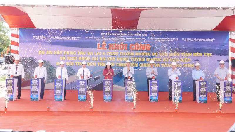 Lãnh đạo tham dự lễ thực hiện nghi thức khởi công dự án cầu Ba Lai 8. (Ảnh: HOÀNG TRUNG)