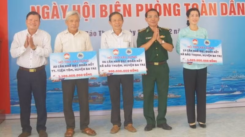 Trao bảng tượng trưng hỗ trợ xây dựng nhà Đại đoàn kết tại huyện Ba Tri. (Ảnh: HOÀNG TRUNG)