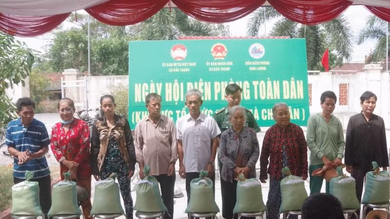 Trao quà cho người dân có hoàn cảnh khó khăn tại huyện Ba Tri. (Ảnh: HOÀNG TRUNG)