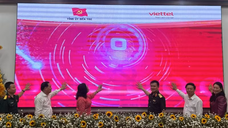 Đại biểu dự hội nghị thực hiện nghi thức ấn nút ra mắt "Sổ tay Đảng viên điện tử".