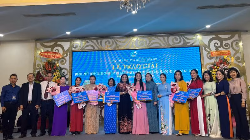 Ban Tổ chức trao giải cho các ý tưởng, dự án phụ nữ khởi nghiệp đoạt giải tại cuộc thi.