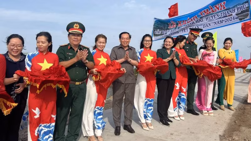 Lãnh đạo tham dự lễ cùng nhà tài trợ cắt băng khánh thành cầu Rạch Bà 1.