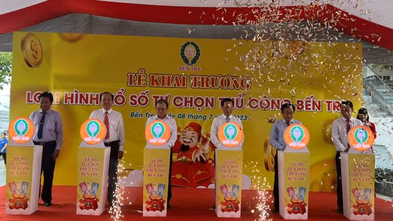 Lãnh đạo tham dự lễ khai trương loại hình xổ số tự chọn thủ công.