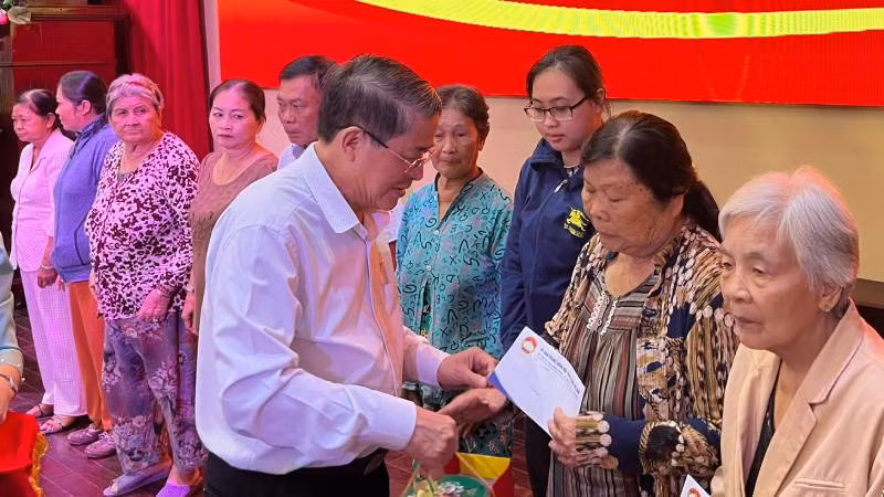 Phó Chủ tịch Quốc hội Nguyễn Đức Hải trao quà Tết cho người nghèo tại tỉnh Bến Tre. (Ảnh: HOÀNG TRUNG)