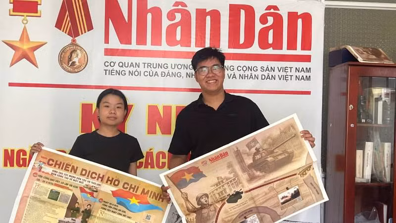 Bạn đọc đến nhận Phụ san đặc biệt của Báo Nhân Dân. (Ảnh: HOÀNG TRUNG)