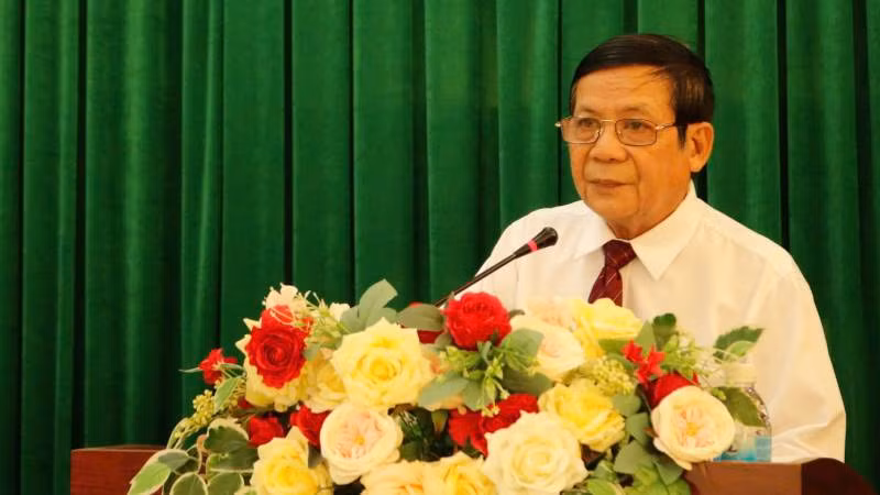 Đồng chí Hồ Văn Cam, Chủ tịch Hội Văn học, nghệ thuật Nguyễn Đình Chiểu trình bày tham luận tại Hội nghị. (Ảnh: HOÀNG TRUNG)