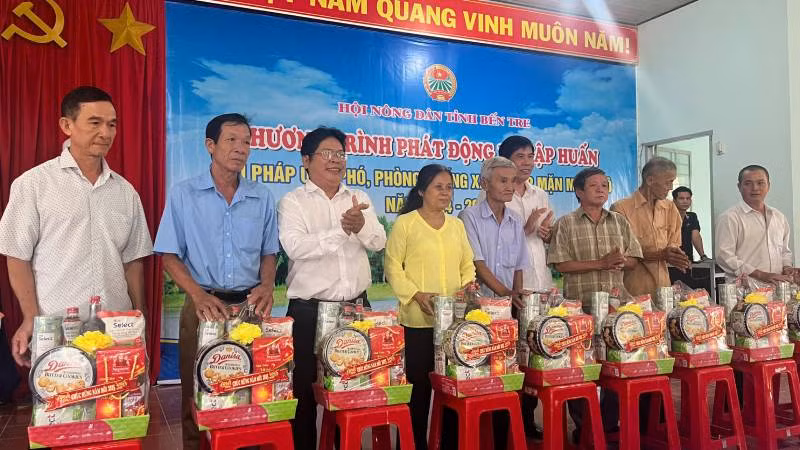 Lãnh đạo Hội Nông dân cùng chính quyền địa phương trao quà Tết cho hội viên, nông dân có hoàn cảnh khó khăn. (Ảnh: HOÀNG TRUNG)