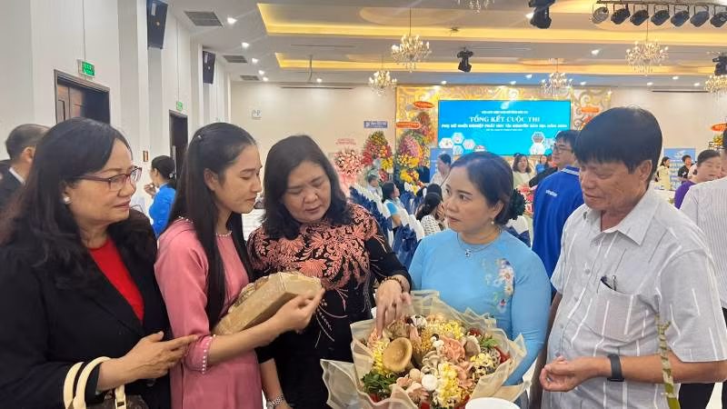 Lãnh đạo tỉnh Bến Tre tham quan dự án khởi nghiệp đoạt giải nhất từ mô hình trồng nấm.