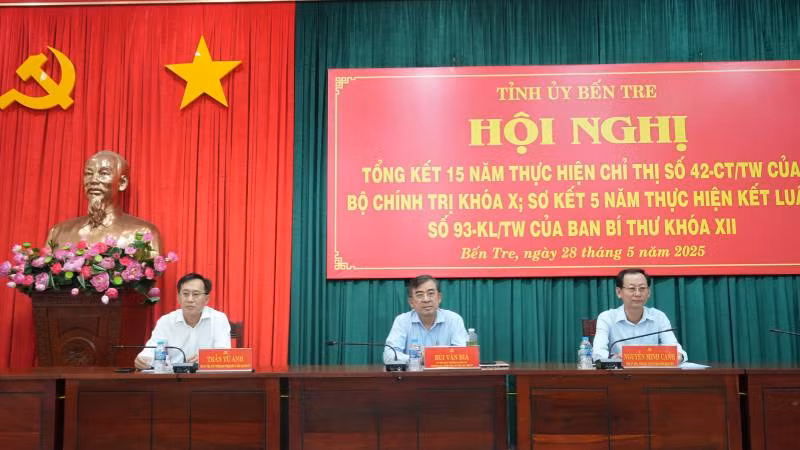 Đại biểu chủ trì tại Hội nghị tổng kết 15 năm thực hiện Chỉ thị số 42 của Bộ Chính trị. (Ảnh: HOÀNG TRUNG)
