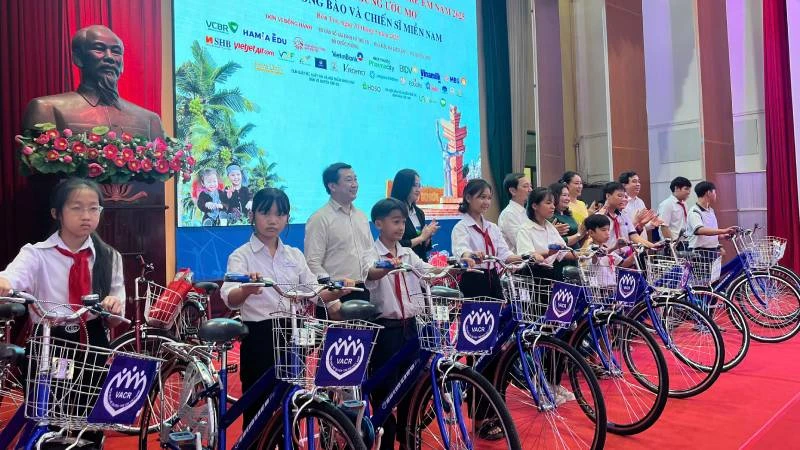 Ban tổ chức tặng xe đạp, quà cho học sinh có hoàn cảnh khó khăn. (Ảnh: HOÀNG TRUNG)