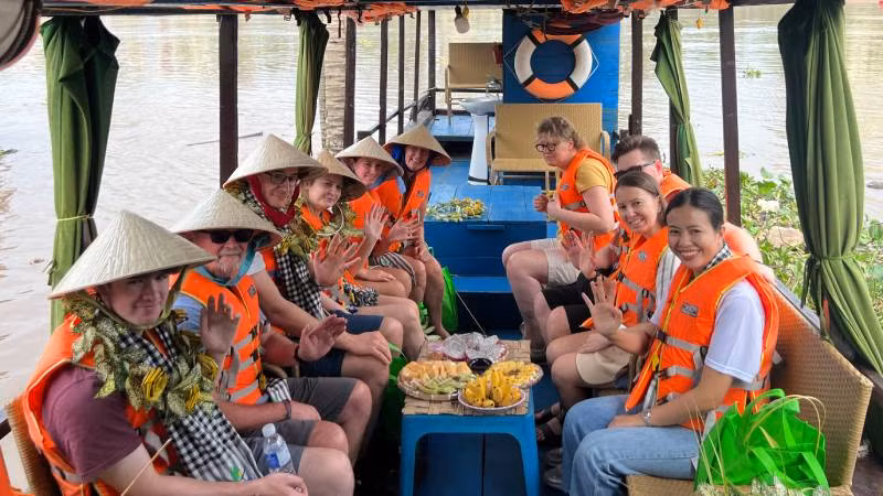 Đoàn khách du lịch quốc tế trải nghiệm du ngoạn bằng tàu trên sông Bến Tre. (Ảnh: HOÀNG TRUNG)