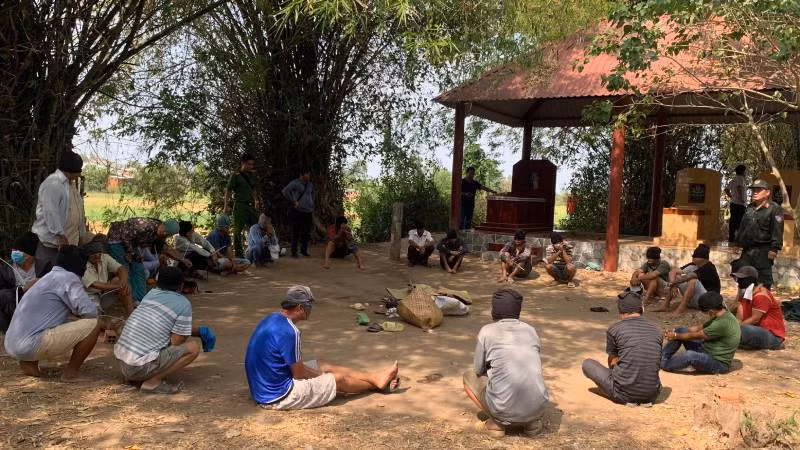 Nhóm đối tượng đánh bạc bị lực lượng công an bắt giữ để xử lý.