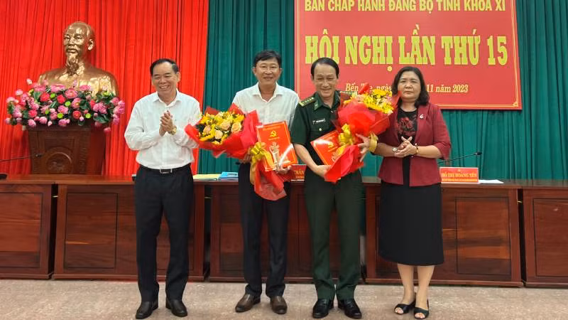 Lãnh đạo tỉnh Bến Tre trao Quyết định của Ban Bí thư về công tác cán bộ