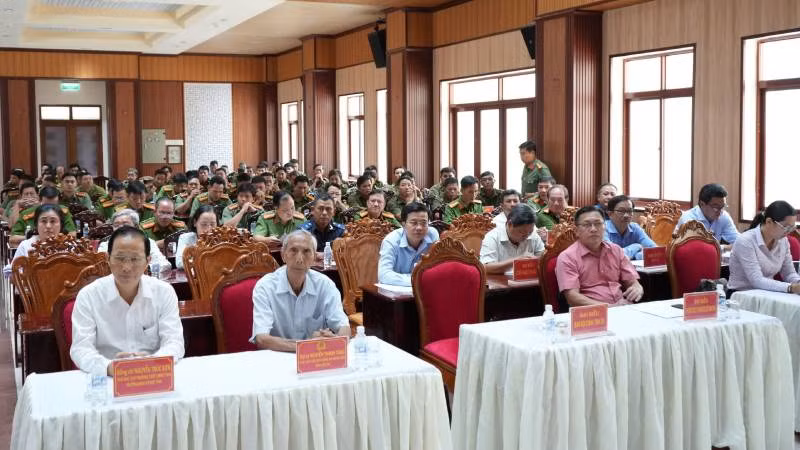 Đại biểu tham dự lễ phát động phong trào thi đua đặc biệt trong lực lượng Công an. (Ảnh: HOÀNG TRUNG)