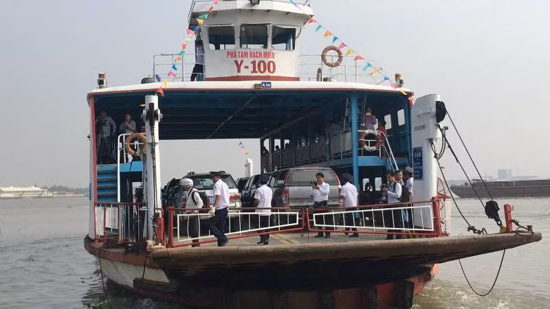 Các phương tiện ô-tô có thể di chuyển bằng phà tạm Rạch Miễu trong thời gian cầu Rạch Miễu thử tải. (Ảnh: HOÀNG TRUNG)