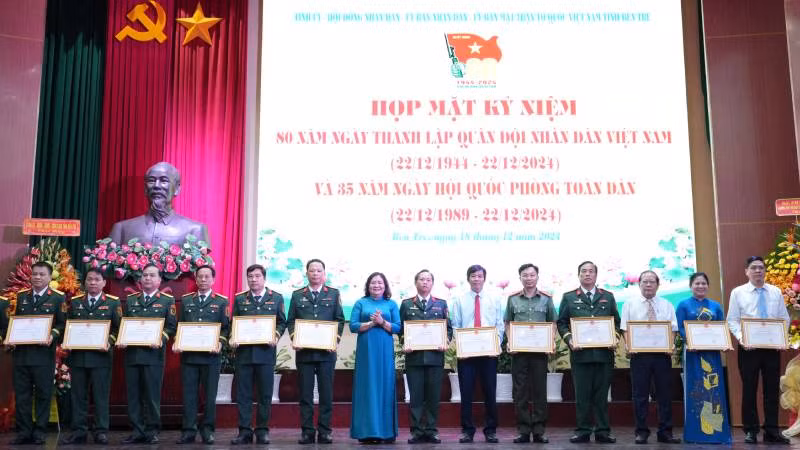 Đồng chí Hồ Thị Hoàng Yến, Quyền Bí thư Tỉnh ủy Bến tre trao bằng khen cho các tập thể có thành tích xuất sắc. (Ảnh: HOÀNG TRUNG)