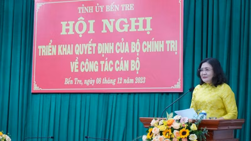 Đồng chí Hồ Thị Hoàng Yến phát biểu nhận nhiệm vụ.