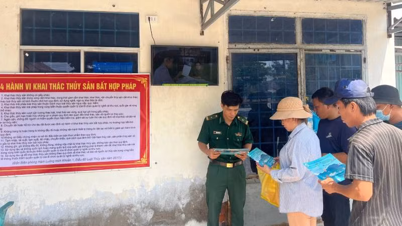 Cơ quan chức năng tập trung tuyên truyền chống khai thác IUU. (Ảnh: HOÀNG TRUNG)