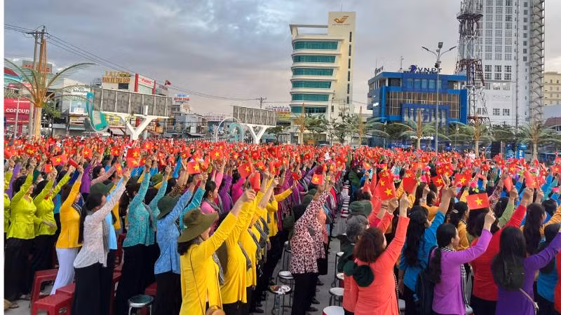 Phụ nữ tỉnh Bến Tre tham gia các hoạt động kỷ niệm 65 năm Phong trào Đồng khởi. (Ảnh: HOÀNG TRUNG)