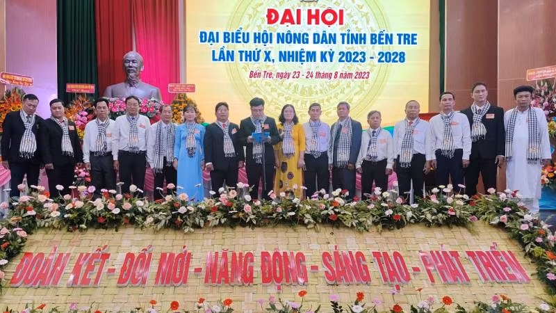 Đại biểu được bầu dự Đại hội đại biểu toàn quốc Hội Nông dân Việt Nam ra mắt tại Đại hội.